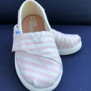 TOMS tiny classic slip ons